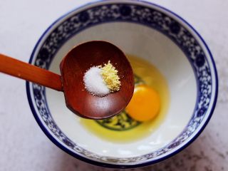 4、扇贝肉鸡蛋韭菜小炒,两个鸡蛋打散后，放入适量的盐和鸡精调味。