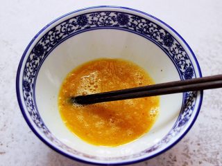5、扇贝肉鸡蛋韭菜小炒,把鸡蛋和调料混合后搅拌均匀。