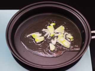 8、扇贝肉鸡蛋韭菜小炒,煎锅烧热后，倒入花生油烧热后，先放入葱爆出香味。