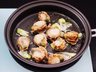 9、扇贝肉鸡蛋韭菜小炒,这个时候加入扇贝肉，大火翻炒片刻。