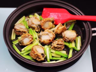 11、扇贝肉鸡蛋韭菜小炒,大火继续翻炒片刻。