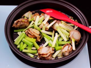 10、扇贝肉鸡蛋韭菜小炒,这个时候先加入韭菜白。