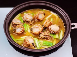 12、扇贝肉鸡蛋韭菜小炒,这个时候加入搅拌好的鸡蛋液。