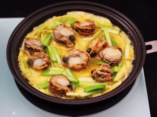 13、扇贝肉鸡蛋韭菜小炒,看见鸡蛋液变得凝固的时候。