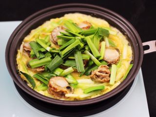 14、扇贝肉鸡蛋韭菜小炒,加入剩下的韭菜叶。