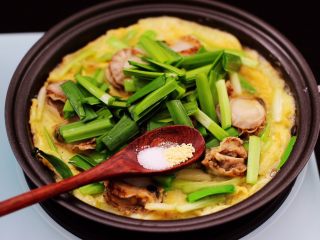 15、扇贝肉鸡蛋韭菜小炒,加入适量的盐和鸡精调味。