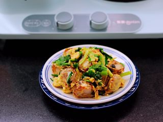 17、扇贝肉鸡蛋韭菜小炒,啦啦啦，香味浓郁又营养丰富的扇贝肉鸡蛋韭菜小炒出锅咯。