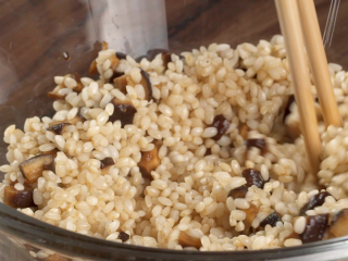 1、粽香排骨卷,洗净的糯米200g用清水浸泡4小时，干香菇4朵用温水泡发后切丁，加入糯米中，再加入酱油5ml，搅拌均匀