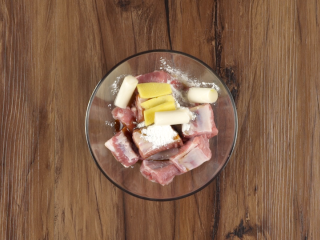 2、粽香排骨卷, 肋排500g加入料酒7ml、生抽7ml、蚝油7ml、盐3g、淀粉3g、姜片3片、葱段3段，拌匀放入冰箱冷藏腌制1小时