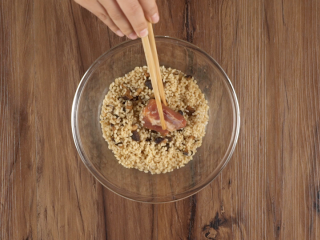 3、粽香排骨卷,腌好的肋排放在糯米中滚一圈沾上糯米