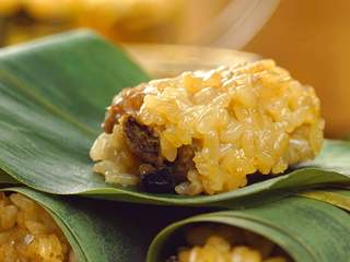 6、粽香排骨卷,放入蒸锅，大火蒸1小时以上至熟透，取出即可享用