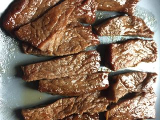 1、牛肉生菜卷,切除条状