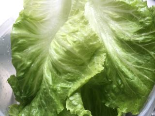 2、牛肉生菜卷,生菜选取里面几层的，颜色翠绿好看，而且嫩！