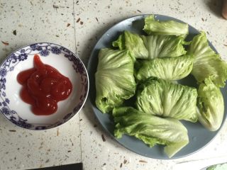 4、牛肉生菜卷,蘸点番茄酱，儿子是食肉动物，所以做成生菜卷，美味又营养：）