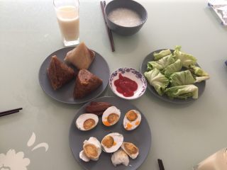 7、牛肉生菜卷,最后来个全家福！在做生菜卷时豆浆煮上。今儿早晨真是吃的饱饱的。再来个回笼觉吧：）