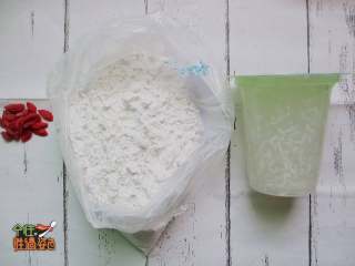 1、酒酿圆子,准备食材