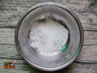 2、酒酿圆子,准备糯米粉和淀粉;4:1的比例