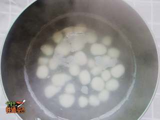 5、酒酿圆子,起一锅,烧开水,下小圆子煮至圆子浮起