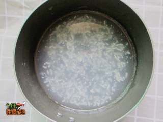 7、酒酿圆子,珍珠米酒加适量清水入锅中煮开