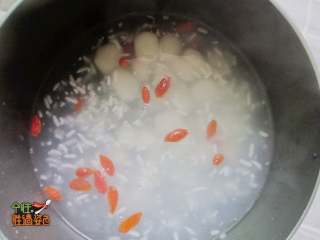 8、酒酿圆子,放入圆子和枸杞子