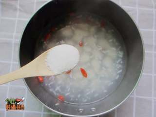 9、酒酿圆子,再加入1勺糖,大火煮开即可