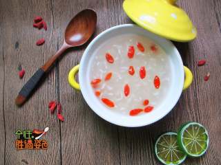 12、酒酿圆子,甜而不腻,给人清爽的感觉,休闲时刻来上那么一小碗,简单易操作