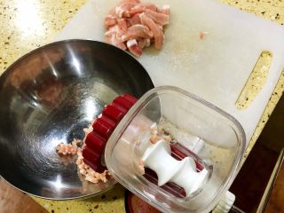1、鲜肉汤圆&芝麻汤圆,选偏瘦一点的猪肉