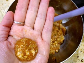 3、鲜肉汤圆&芝麻汤圆,把肉馅团成自己想要的大小