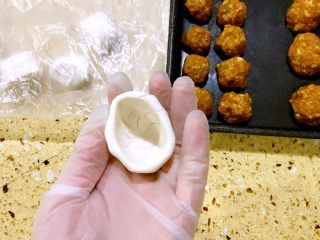 6、鲜肉汤圆&芝麻汤圆,左手拿一个小团子 、用右手的大拇指在面团中间按出一个洞 再慢慢的转成一个碗状