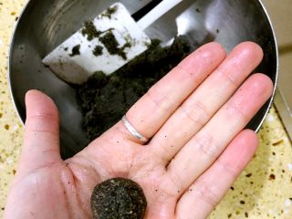 11、鲜肉汤圆&芝麻汤圆,把芝麻搓成球状、大小自己控制