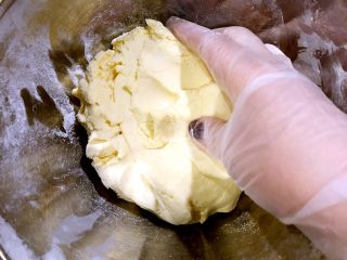 14、鲜肉汤圆&芝麻汤圆,把水倒入粉中 揉拌均匀