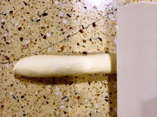 16、鲜肉汤圆&芝麻汤圆,取一块面团 错成长条状、再分切成小块