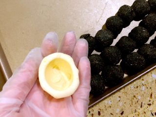 18、鲜肉汤圆&芝麻汤圆,左手拿一个小团子 、用右手的大拇指在面团中间按出一个洞 再慢慢的转成一个碗状