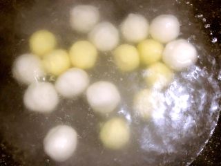 21、鲜肉汤圆&芝麻汤圆,肉汤圆先下锅、1-2分钟后再下芝麻汤圆