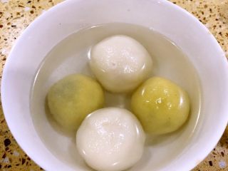 22、鲜肉汤圆&芝麻汤圆,肉馅中加了榨菜、肉馅吃起来会更鲜香且不腻～～