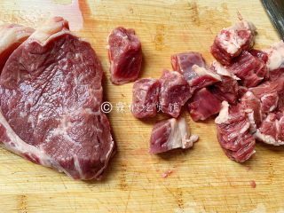 2、冬至美食 嫩牛五方,牛肉切成2厘米左右的方块。