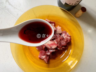 3、冬至美食 嫩牛五方,随后，用盐和红酒稍微腌制一会。
