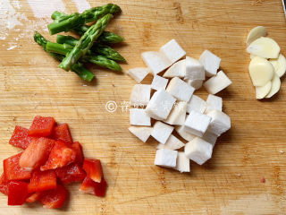 4、冬至美食 嫩牛五方,杏鲍菇、红椒也切成2厘米左右的块状，蒜切成片，芦笋只要前面尖头部分。