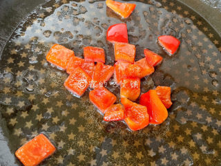 7、冬至美食 嫩牛五方,炸完蒜片的底油留着，把红椒放入，煸炒一下。