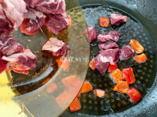 8、冬至美食 嫩牛五方,随后把牛肉块放入滑炒。