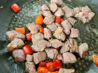 9、冬至美食 嫩牛五方,炒至牛肉变色。