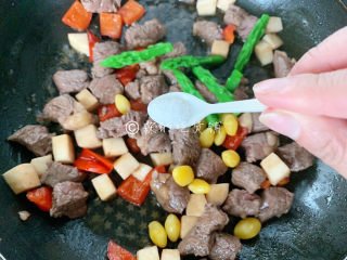 12、冬至美食 嫩牛五方,略微放点盐，翻炒均匀。