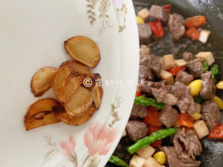 13、冬至美食 嫩牛五方,最后放入蒜片，快速的翻炒均匀后关火。