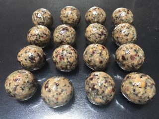 2、广式五仁月饼,做好的五仁馅分成16份,每个45克