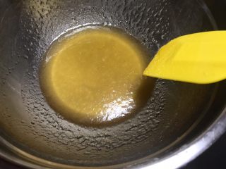 4、广式五仁月饼,糖浆,玉米油,枧水一起搅拌均匀后倒入混合好的面粉