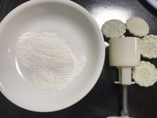 6、广式五仁月饼,准备好熟糯米粉跟模具