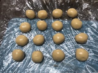 7、广式五仁月饼,把面团平均分成16,大概20克左右一个面团,