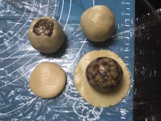 9、广式五仁月饼,包上五仁馅,用虎口慢慢收口