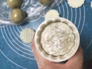 12、广式五仁月饼,放入模具内