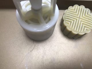 14、广式五仁月饼,推在烤盘上